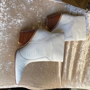 Western/modern ankle boots. Greyish (white off ) animal print.Comfortable heals